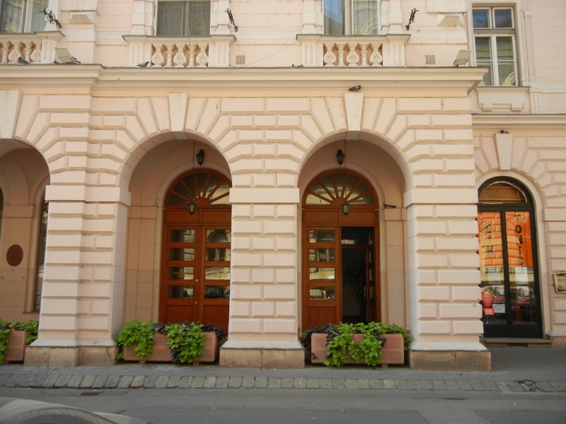 Hotel Tisza, Entrance