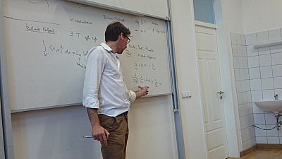 images/math-site/meetings/Seminar/20150413-GAmbrus/web/big/DSC_0027.jpg