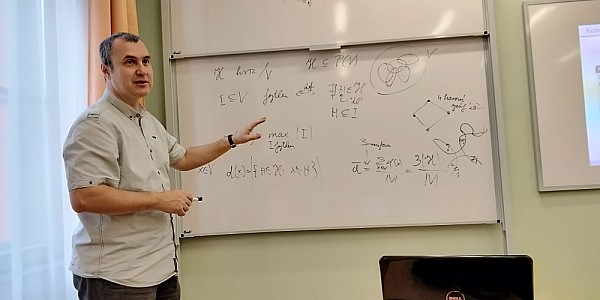 images/math-site/meetings/Seminar/20181129-HajnalP/web/big/IMG_20181129_130007.jpg