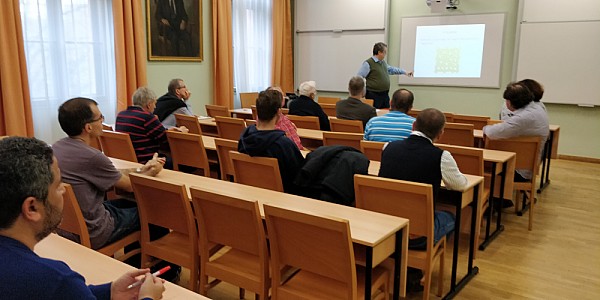 images/math-site/meetings/Seminar/20191128-SzaboPG/web/big/IMG_20191128_123512.jpg